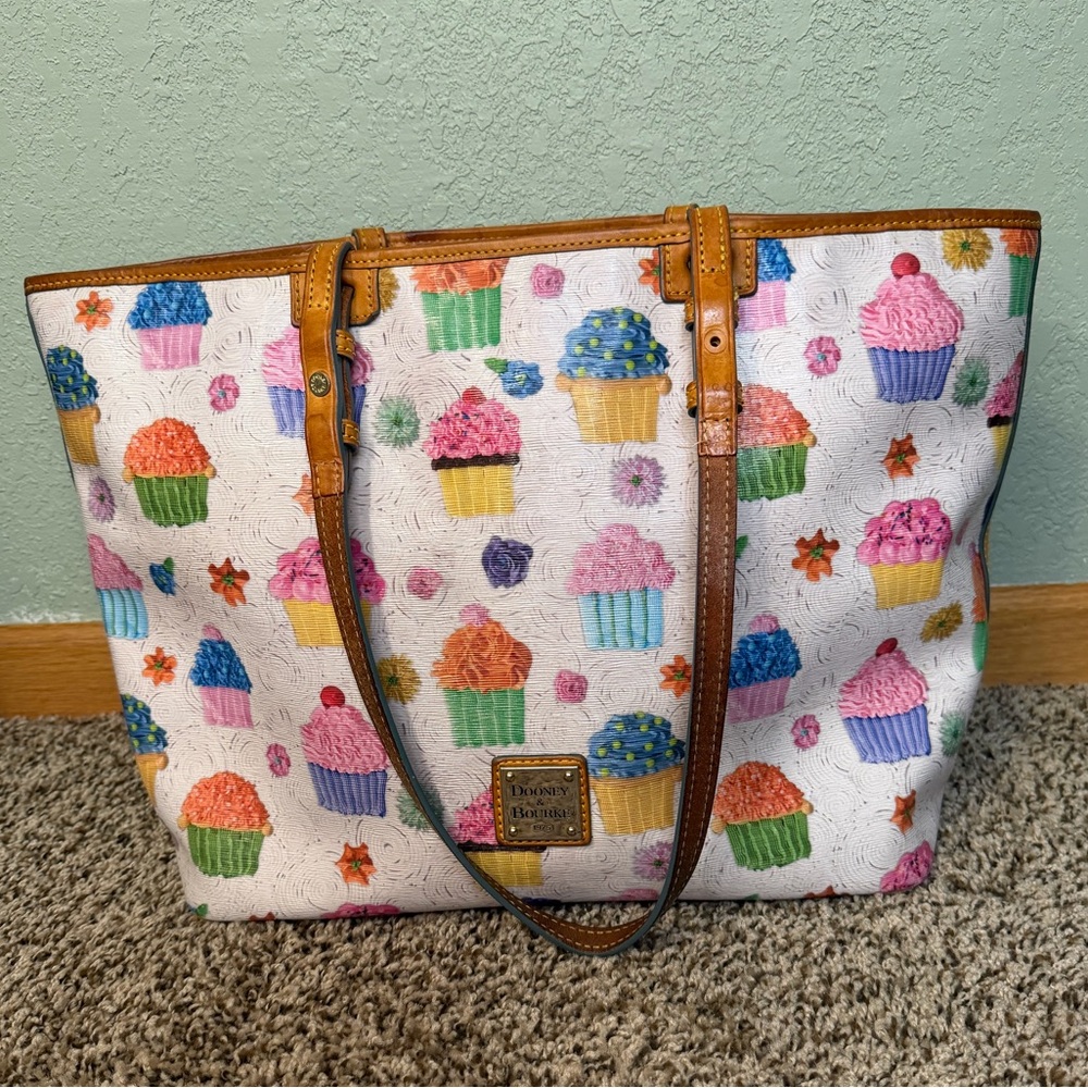 🦆 Dooney & Bourke - Cupcake Print Leisure Shopper Tote Bag - White - Picture 3 of 9